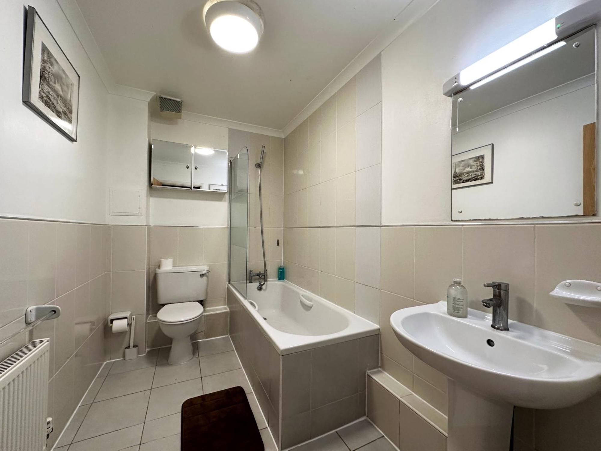 Betty's Place In Tower Hill - 2 Double Beds, Max 4 People, Great Location In Apartament