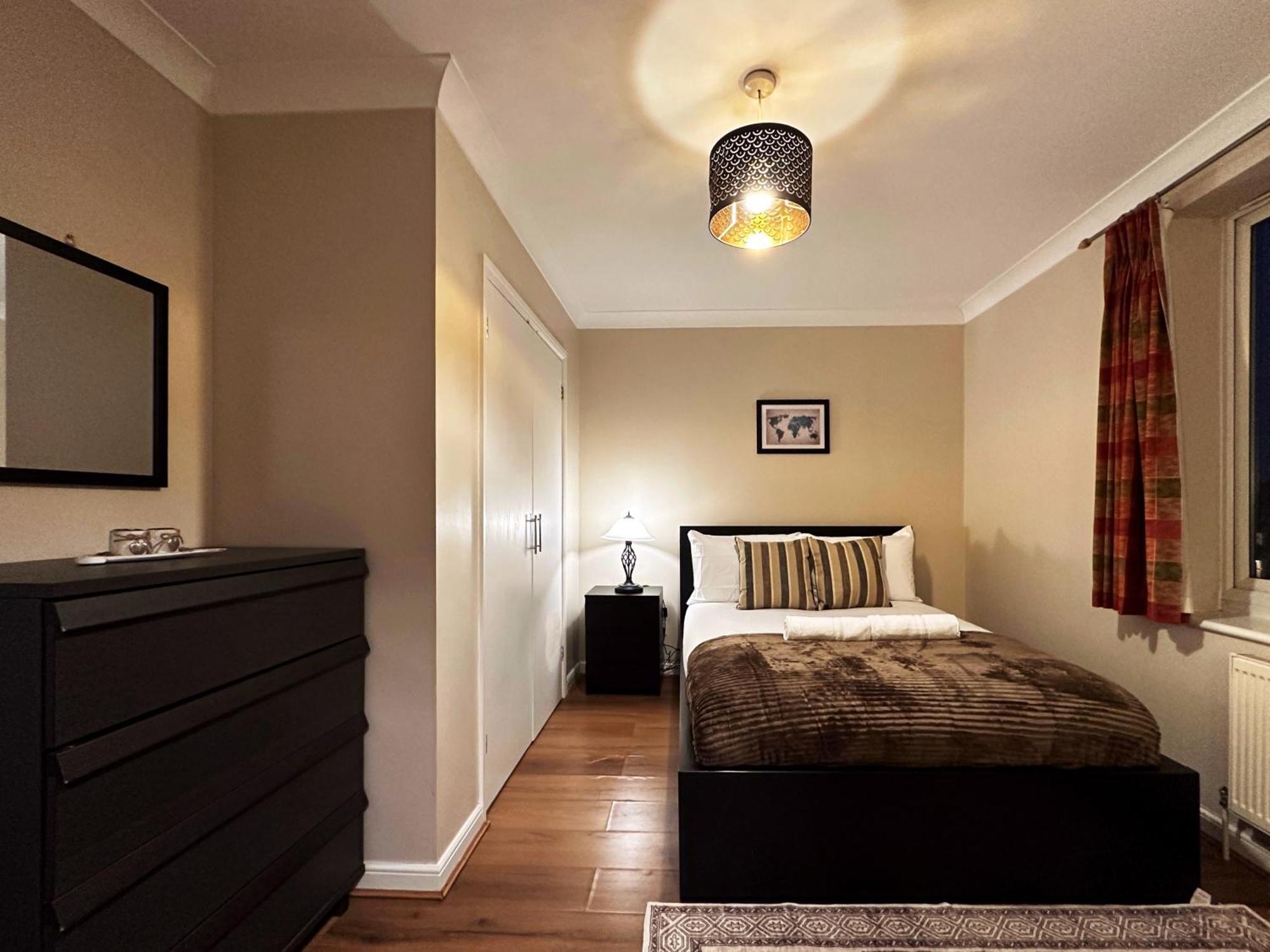 Betty's Place In Tower Hill - 2 Double Beds, Max 4 People, Great Location In Apartament *
