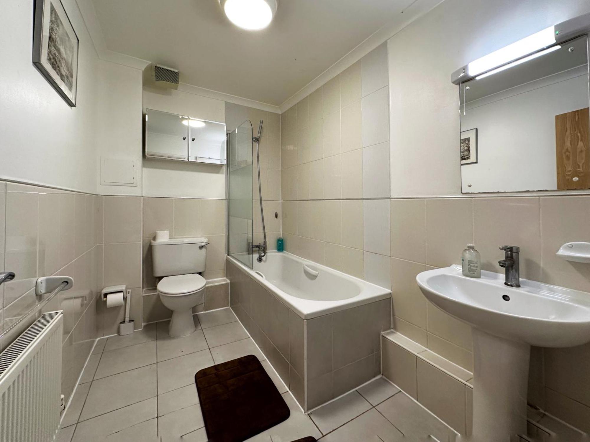 Betty's Place In Tower Hill - 2 Double Beds, Max 4 People, Great Location In Apartament